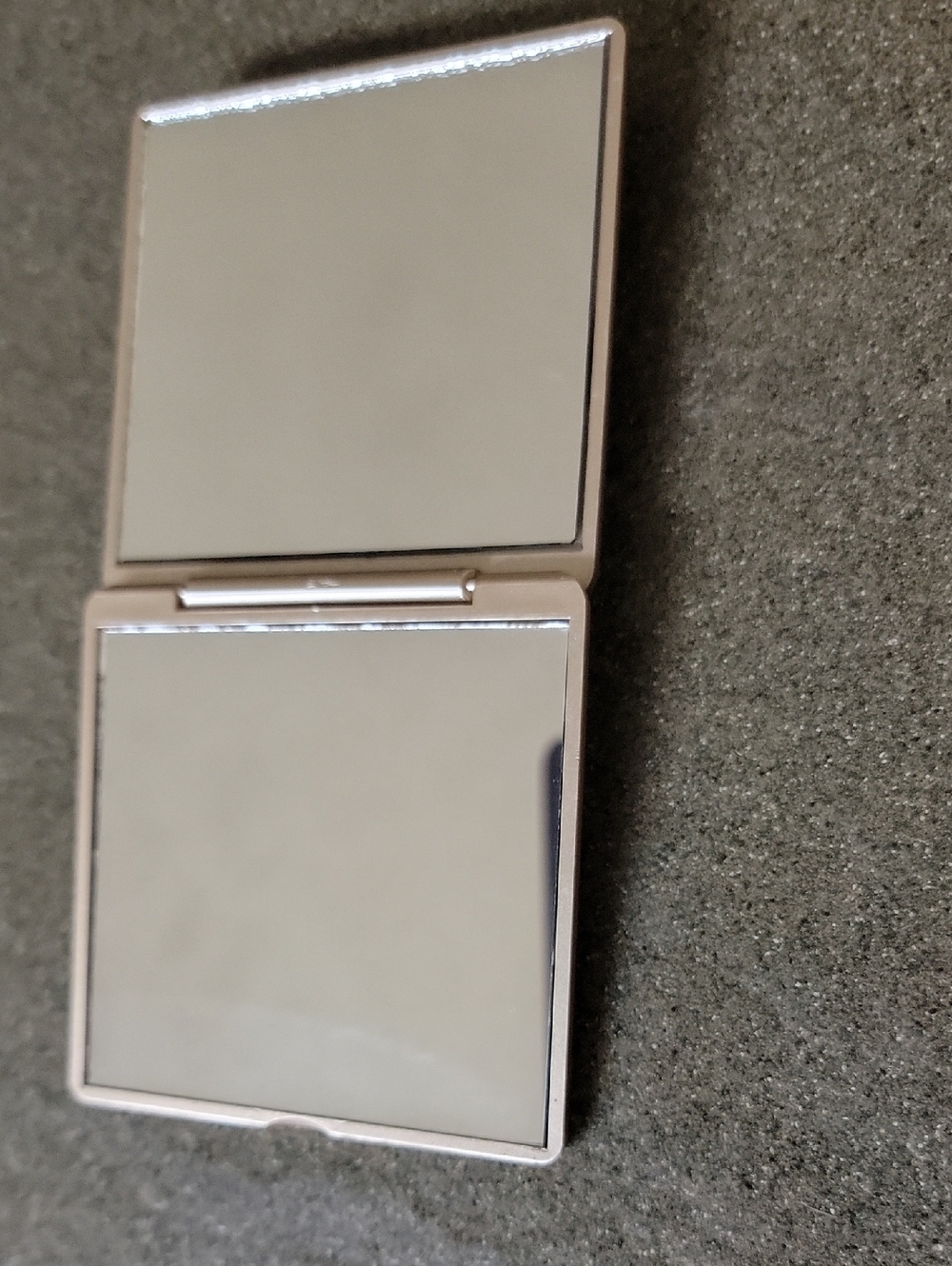 Gold Magnifying Compact Makeup Mirror - Picture 3 of 4